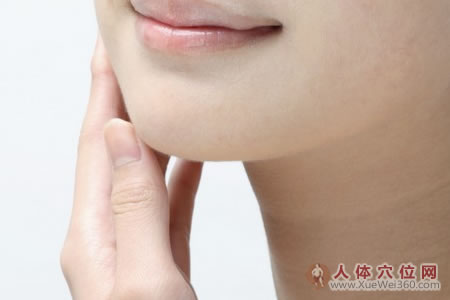 下巴痘痘长不断，艾叶泡脚效果好！